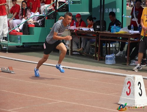 經管院運動員吳達布希拉圖榮獲男子學生組400米亞軍